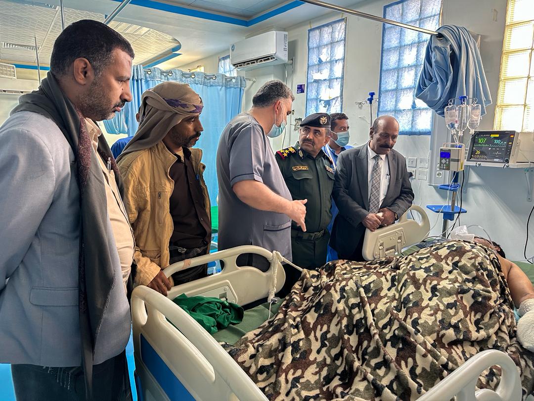 رئيس تنفيذية انتقالي شبوة ومدير شرطة المحافظة يطمئنان على صحة جريح الهجوم الإرهـ ـابي في المصينعة 