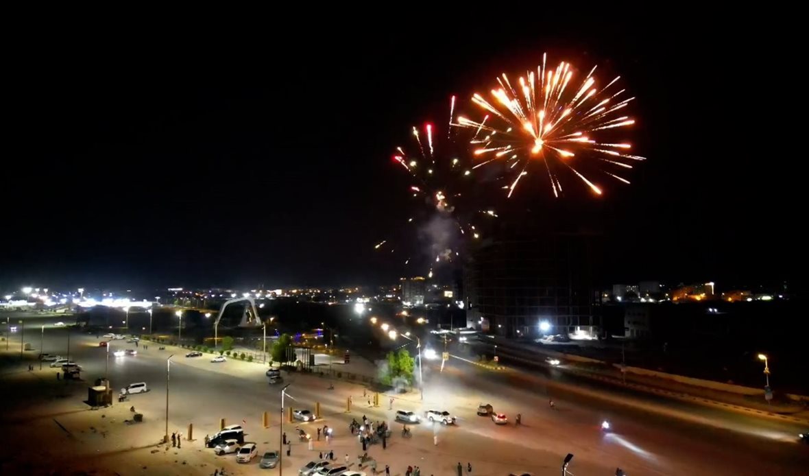 إطلاق الألعاب النارية في ساحة العروض بمدينة المكلا احتفالًا بعيد الاستقلال 30 نوفمبر