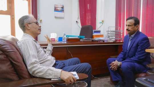 المحافظ بن الوزير يناقش خطة احتياجات عتق لعام 2026 