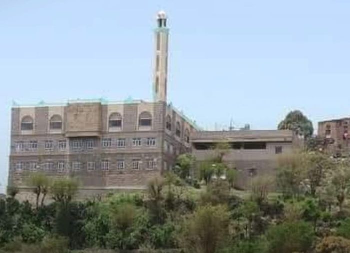 الحوثيون يحولون مركزًا لتحفيظ القرآن في إب إلى معسكر عسكري بعد طرد طلابه