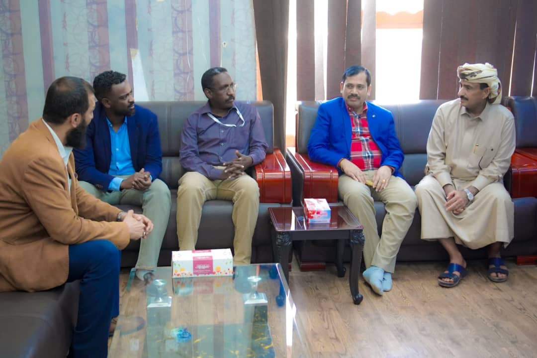 محافظ شبوة: استمرار تطوير مستشفى بن زايد بدعم إماراتي